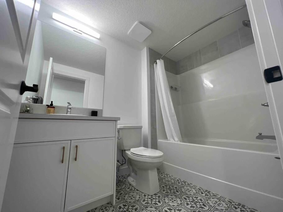 Newly Built 2 Bedroom Suite With Free Parking - Close To Banff National Park, YYC Exteriér fotografie