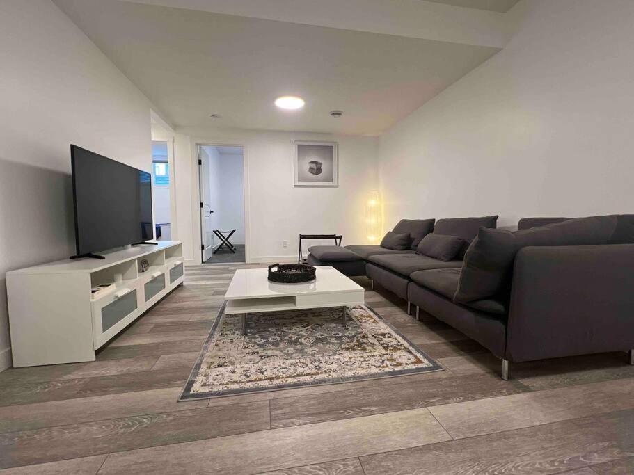 Newly Built 2 Bedroom Suite With Free Parking - Close To Banff National Park, YYC Exteriér fotografie