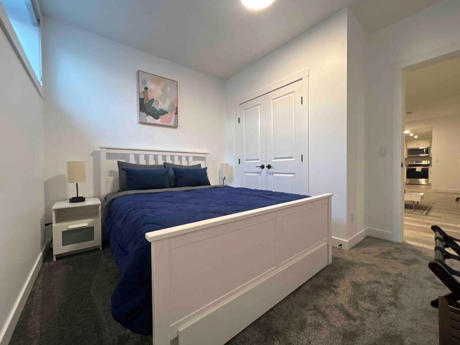 Newly Built 2 Bedroom Suite With Free Parking - Close To Banff National Park, YYC Exteriér fotografie